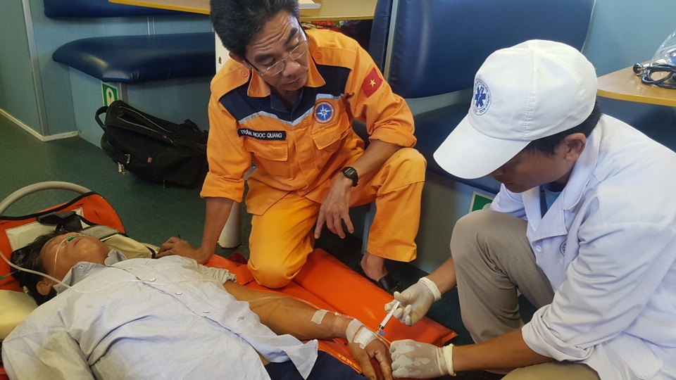 Cứu thành công thuyền viên bị tai biến mạch máu não trên vùng biển Quảng Ngãi - 1 Cứu thành công thuyền viên bị tai biến mạch máu não trên vùng biển Quảng Ngãi - 1
