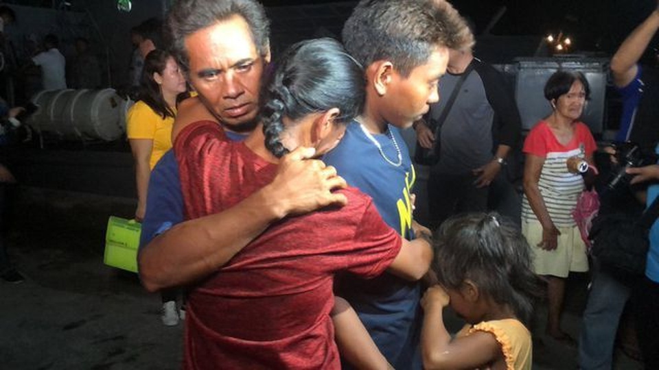 Ngư dân Philippines gặp nạn trên Biển Đông: “Người Việt Nam động viên, cứu giúp chúng tôi” - 1 Ngư dân Philippines gặp nạn trên Biển Đông: “Người Việt Nam động viên, cứu giúp chúng tôi” - 1