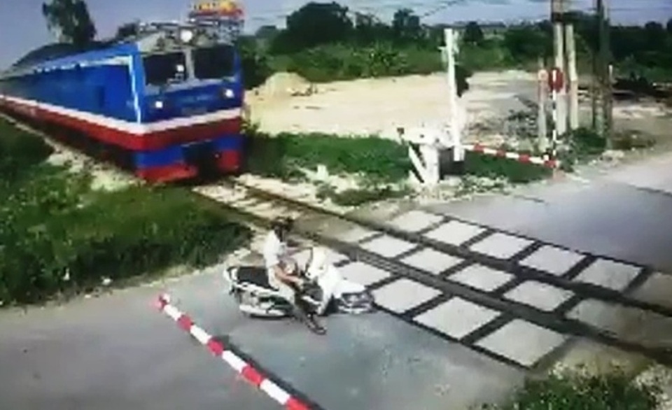 Người đàn ông đánh lái “né” đoàn tàu thoát chết trong gang tấc - 1 Người đàn ông đánh lái “né” đoàn tàu thoát chết trong gang tấc - 1