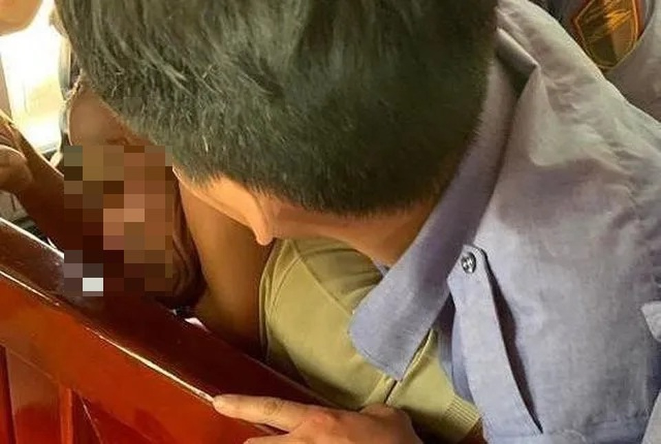 Người đàn ông bị khống chế giao công an vì hành hung vợ trên tàu - 1 Người đàn ông bị khống chế giao công an vì hành hung vợ trên tàu - 1
