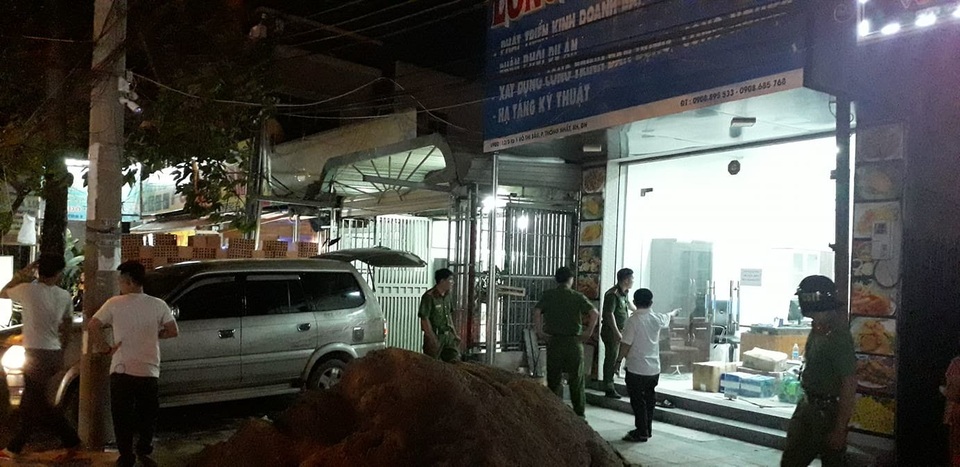 Khám xét công ty của giám đốc gọi giang hồ “vây” xe ô tô chở công an - 3 Khám xét công ty của giám đốc gọi giang hồ “vây” xe ô tô chở công an - 3