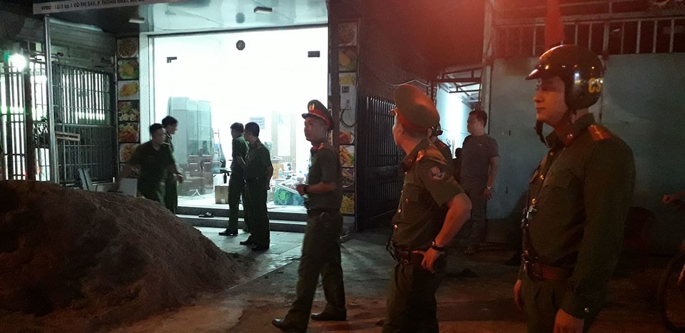 Khám xét công ty của giám đốc gọi giang hồ “vây” xe ô tô chở công an - 2 Khám xét công ty của giám đốc gọi giang hồ “vây” xe ô tô chở công an - 2