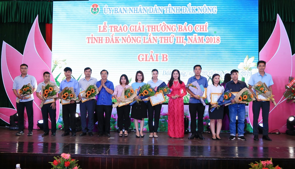 “Theo chân cô trò vùng cao vượt núi đi khai giảng” đoạt giải B báo chí tỉnh Đắk Nông - 1 “Theo chân cô trò vùng cao vượt núi đi khai giảng” đoạt giải B báo chí tỉnh Đắk Nông - 1