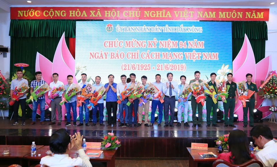 “Theo chân cô trò vùng cao vượt núi đi khai giảng” đoạt giải B báo chí tỉnh Đắk Nông - 2 “Theo chân cô trò vùng cao vượt núi đi khai giảng” đoạt giải B báo chí tỉnh Đắk Nông - 2