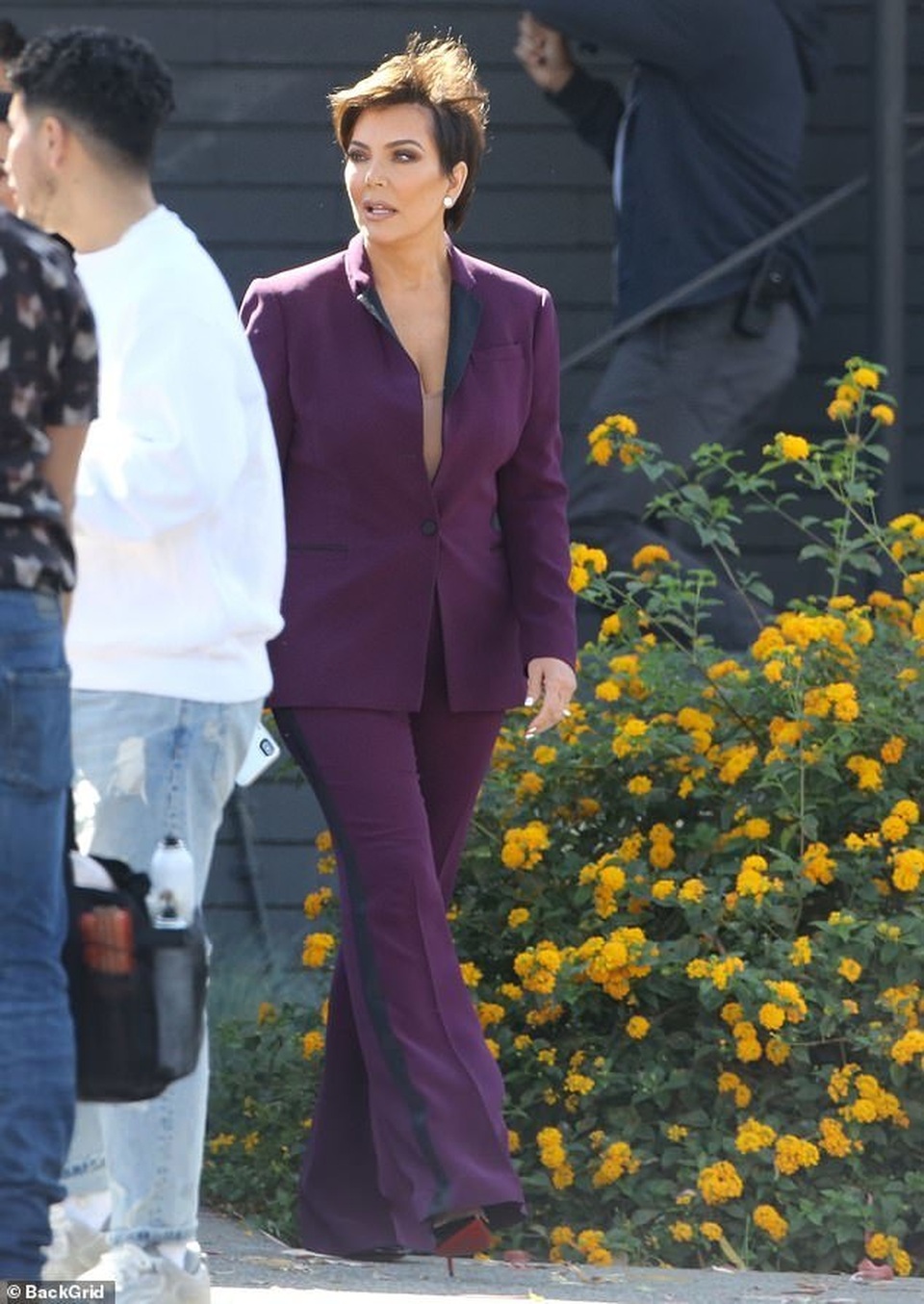 Khloe Kardashian diện cây đồ Jeans khoe thân hình bốc lửa - 8