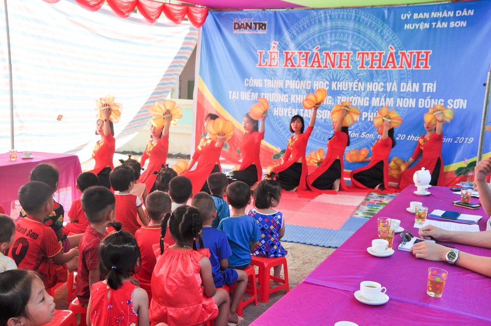 Phòng học Dân trí thứ 24 ra đời, tiếp tục nâng cánh ước mơ trẻ em vùng sâu, vùng xa - 15 Phòng học Dân trí thứ 24 ra đời, tiếp tục nâng cánh ước mơ trẻ em vùng sâu, vùng xa - 15