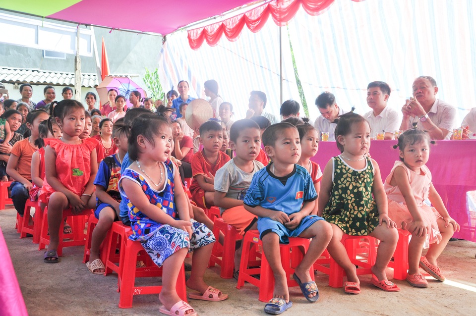 Phòng học Dân trí thứ 24 ra đời, tiếp tục nâng cánh ước mơ trẻ em vùng sâu, vùng xa - 16 Phòng học Dân trí thứ 24 ra đời, tiếp tục nâng cánh ước mơ trẻ em vùng sâu, vùng xa - 16