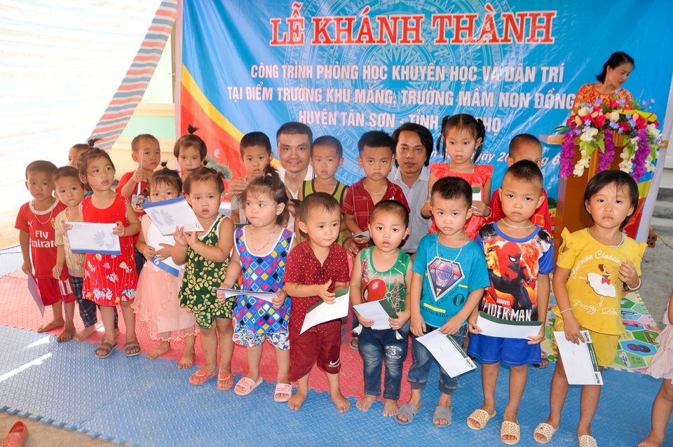 Phòng học Dân trí thứ 24 ra đời, tiếp tục nâng cánh ước mơ trẻ em vùng sâu, vùng xa - 22 Phòng học Dân trí thứ 24 ra đời, tiếp tục nâng cánh ước mơ trẻ em vùng sâu, vùng xa - 22