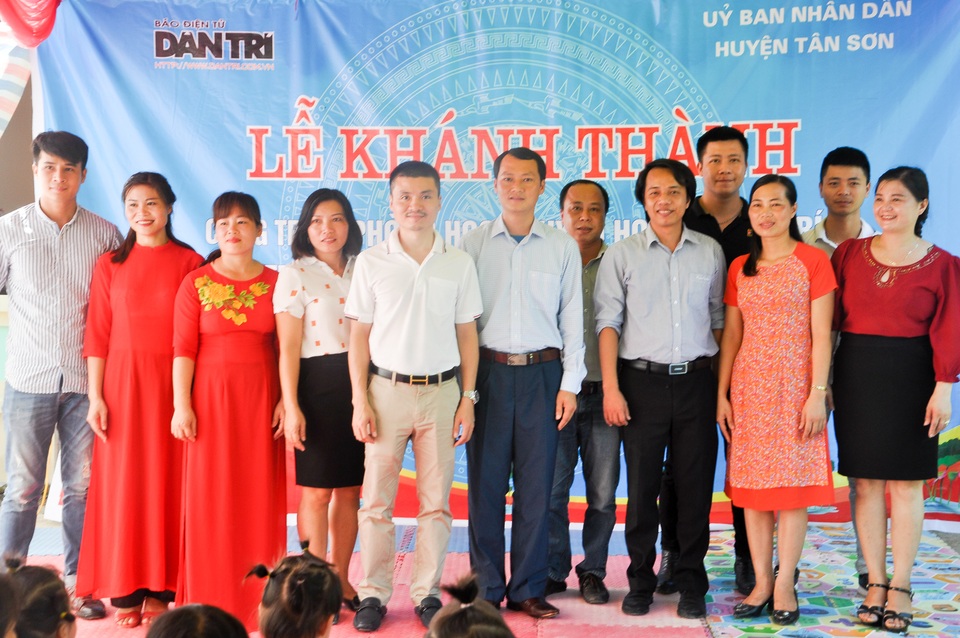 Phòng học Dân trí thứ 24 ra đời, tiếp tục nâng cánh ước mơ trẻ em vùng sâu, vùng xa - 21 Phòng học Dân trí thứ 24 ra đời, tiếp tục nâng cánh ước mơ trẻ em vùng sâu, vùng xa - 21