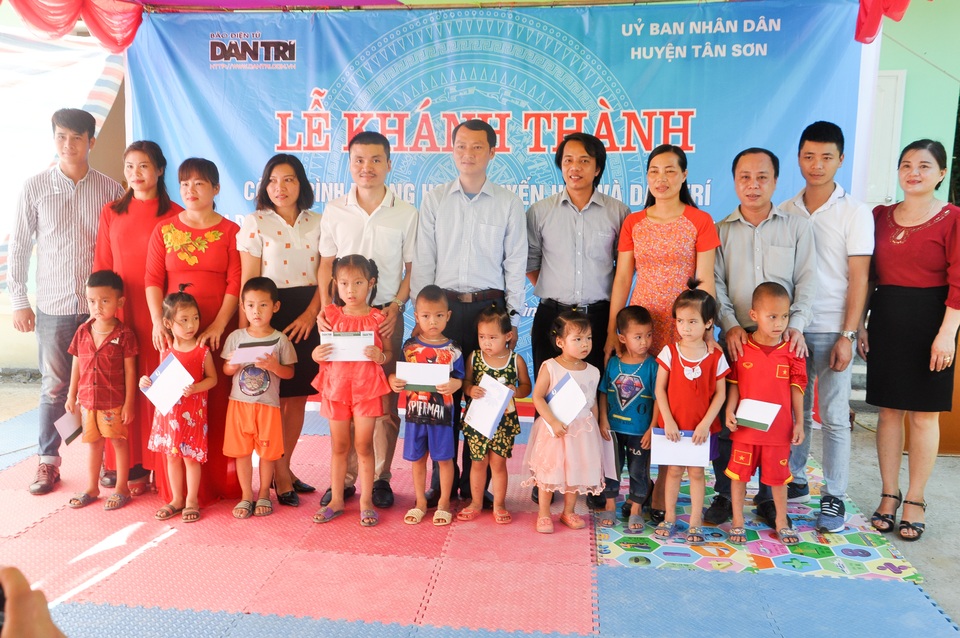 Phòng học Dân trí thứ 24 ra đời, tiếp tục nâng cánh ước mơ trẻ em vùng sâu, vùng xa - 13 Phòng học Dân trí thứ 24 ra đời, tiếp tục nâng cánh ước mơ trẻ em vùng sâu, vùng xa - 13