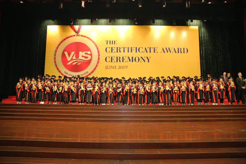 Thêm 2.155 học viên VUS nhận chứng chỉ Anh ngữ quốc tế - 1 Thêm 2.155 học viên VUS nhận chứng chỉ Anh ngữ quốc tế - 1