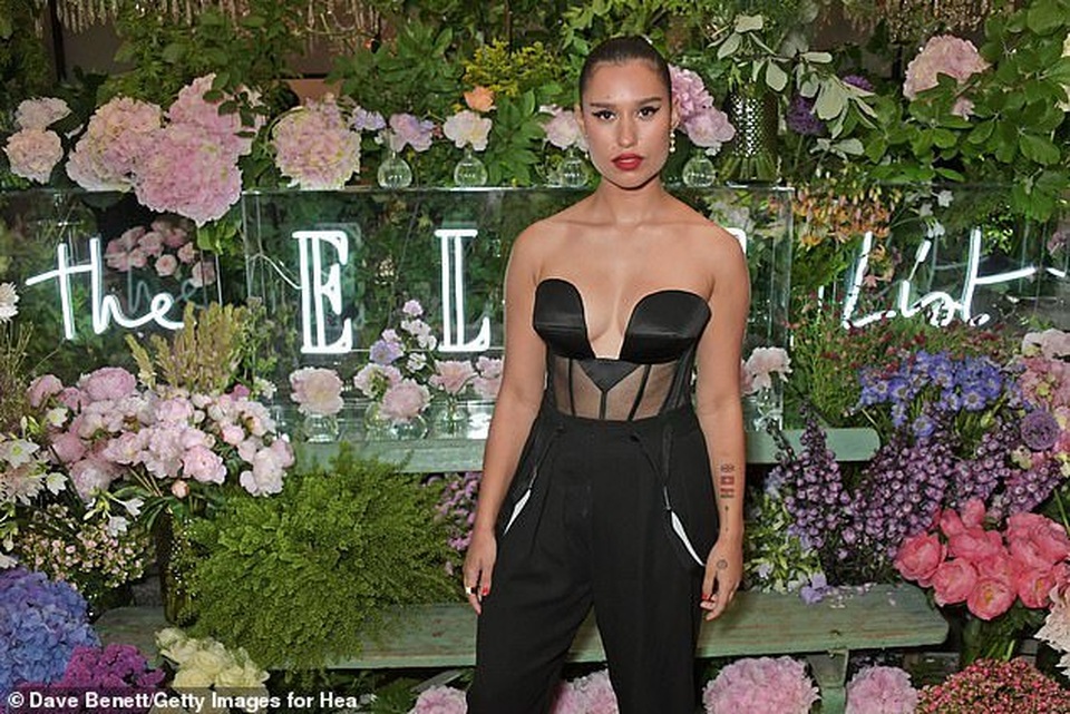 Lottie Moss hút ánh nhìn với váy xuyên thấu - 8 Lottie Moss hút ánh nhìn với váy xuyên thấu - 8