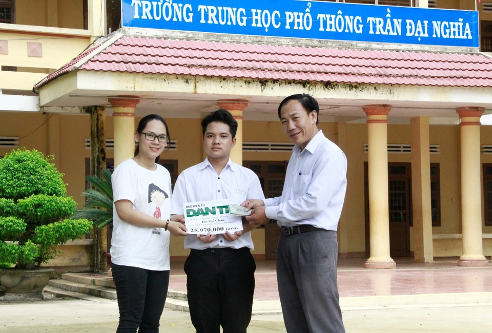 Trao trên 25 triệu đồng đến cậu học trò có bàn tay “dị” - 1 Trao trên 25 triệu đồng đến cậu học trò có bàn tay “dị” - 1