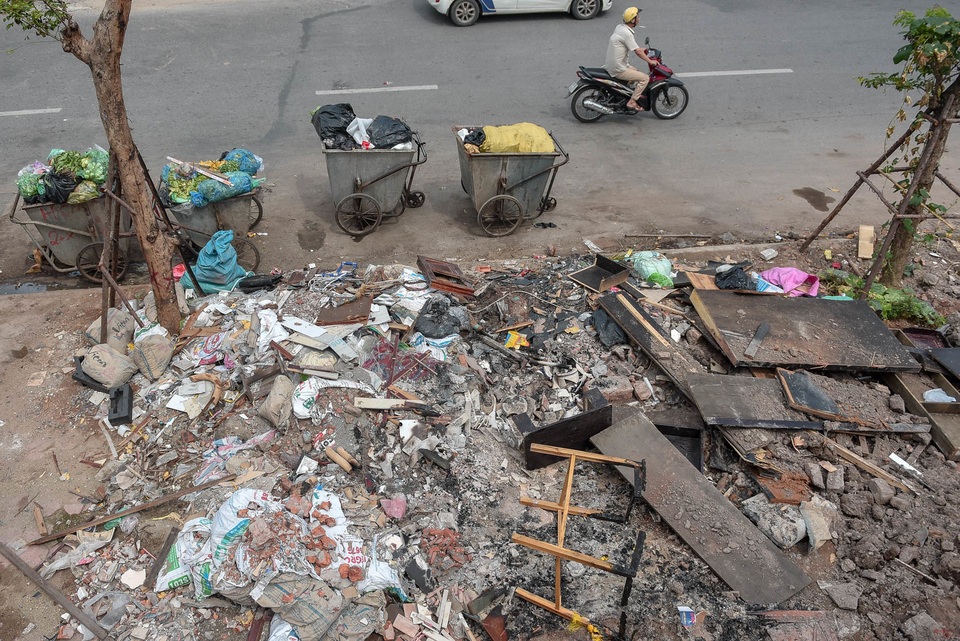 Ngập ngụa rác thải tại cầu vượt Hoàng Hoa Thám – Văn Cao - 15 Ngập ngụa rác thải tại cầu vượt Hoàng Hoa Thám – Văn Cao - 15