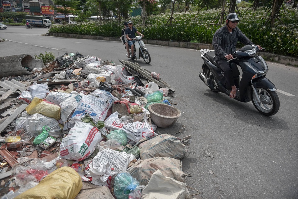 Ngập ngụa rác thải tại cầu vượt Hoàng Hoa Thám – Văn Cao - 2 Ngập ngụa rác thải tại cầu vượt Hoàng Hoa Thám – Văn Cao - 2
