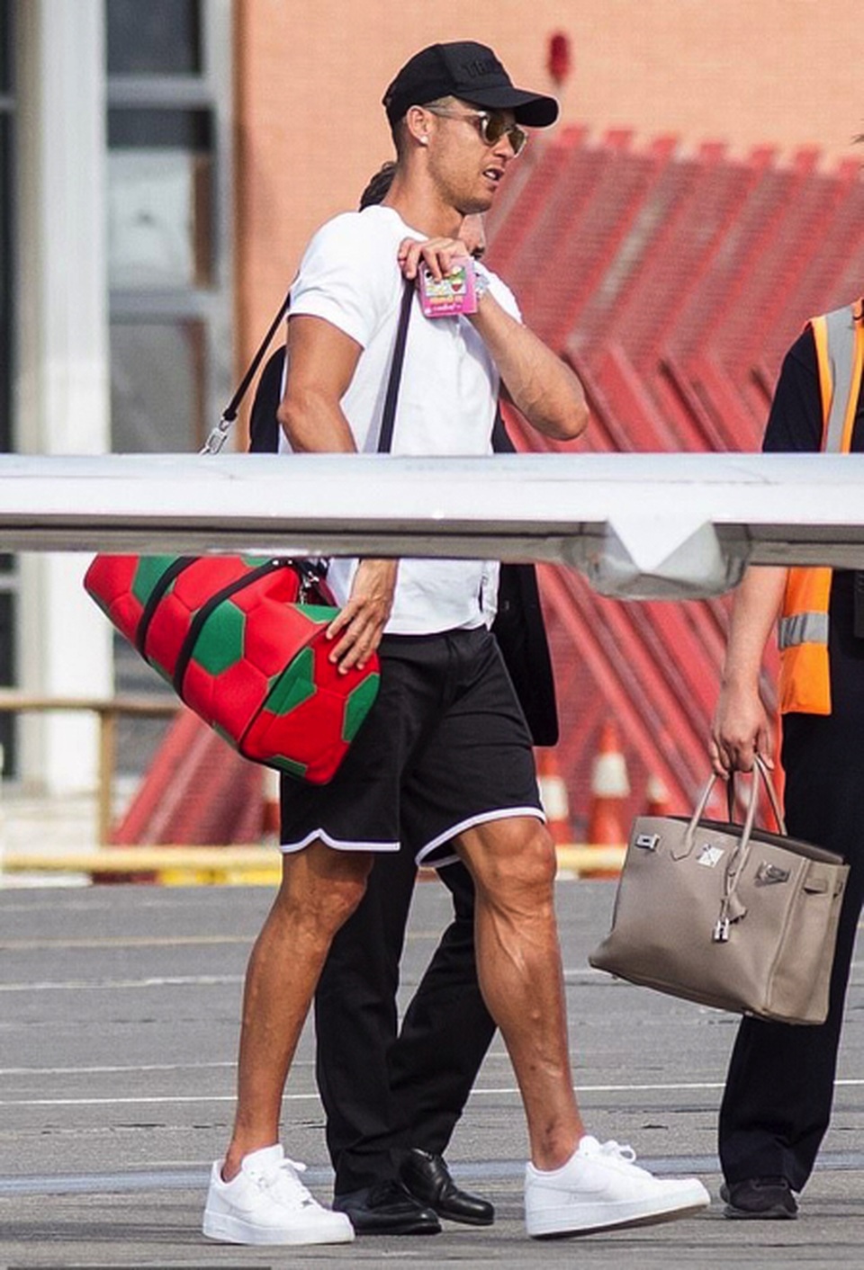 C.Ronaldo tràn đầy năng lượng sau kỳ nghỉ hè cùng gia đình - 1