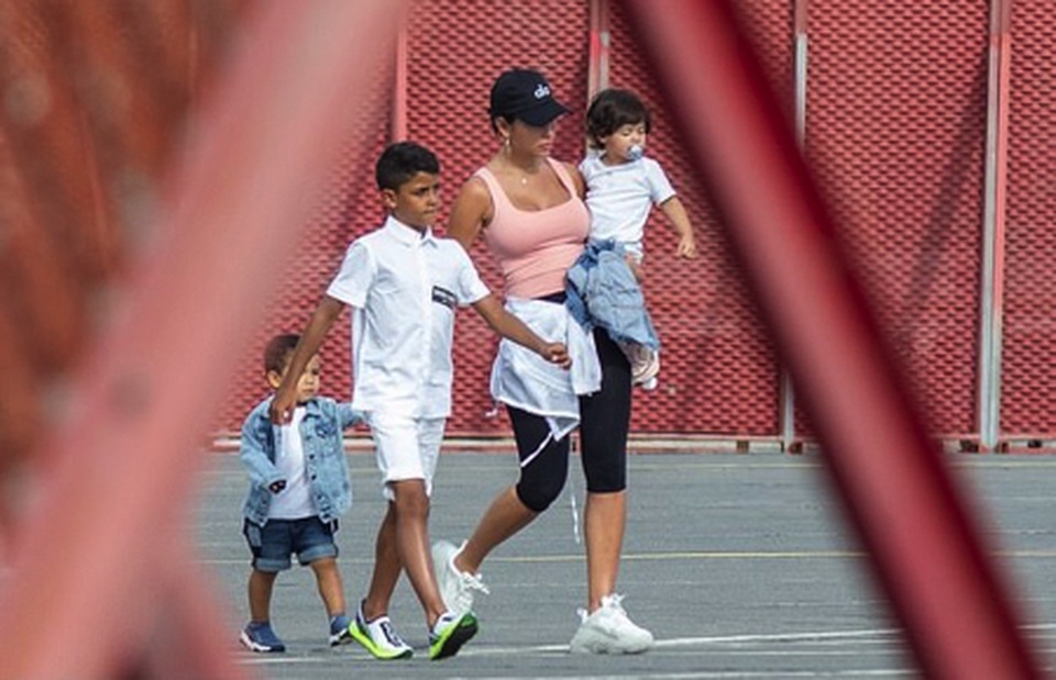 C.Ronaldo tràn đầy năng lượng sau kỳ nghỉ hè cùng gia đình - 2