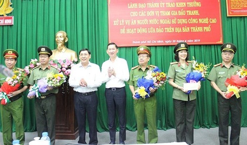 Khen thưởng lực lượng phá băng nhóm người nước ngoài lừa đảo công nghệ - 1 Khen thưởng lực lượng phá băng nhóm người nước ngoài lừa đảo công nghệ - 1