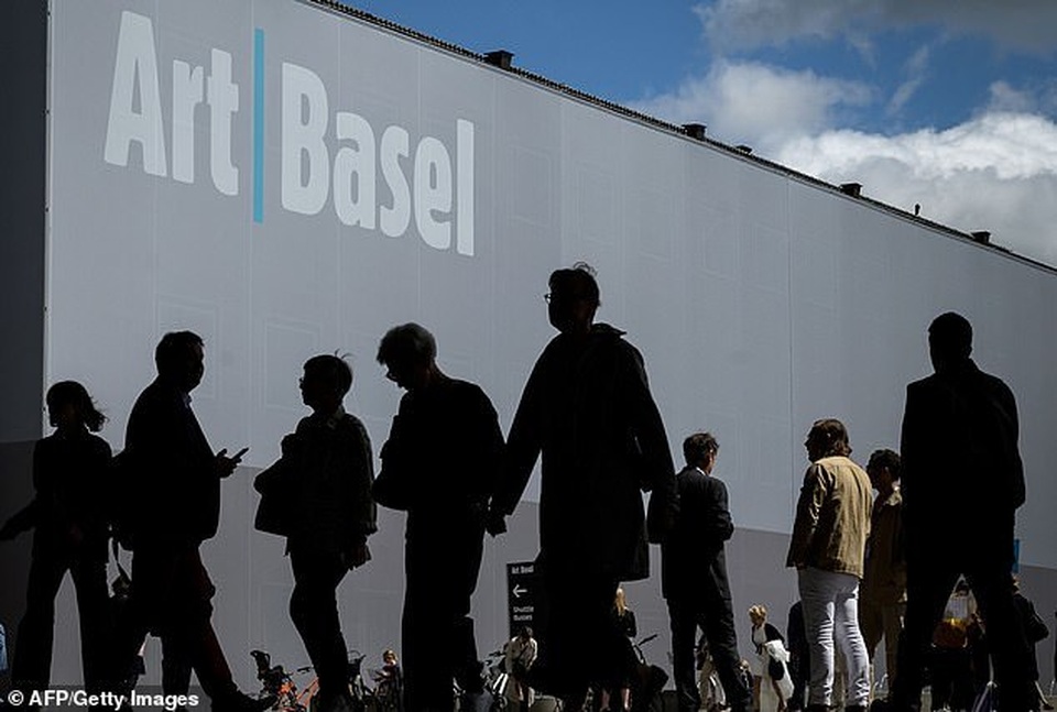 Người mẹ suýt khóc vì em bé làm rơi tác phẩm trị giá hơn 1 tỷ đồng - 3