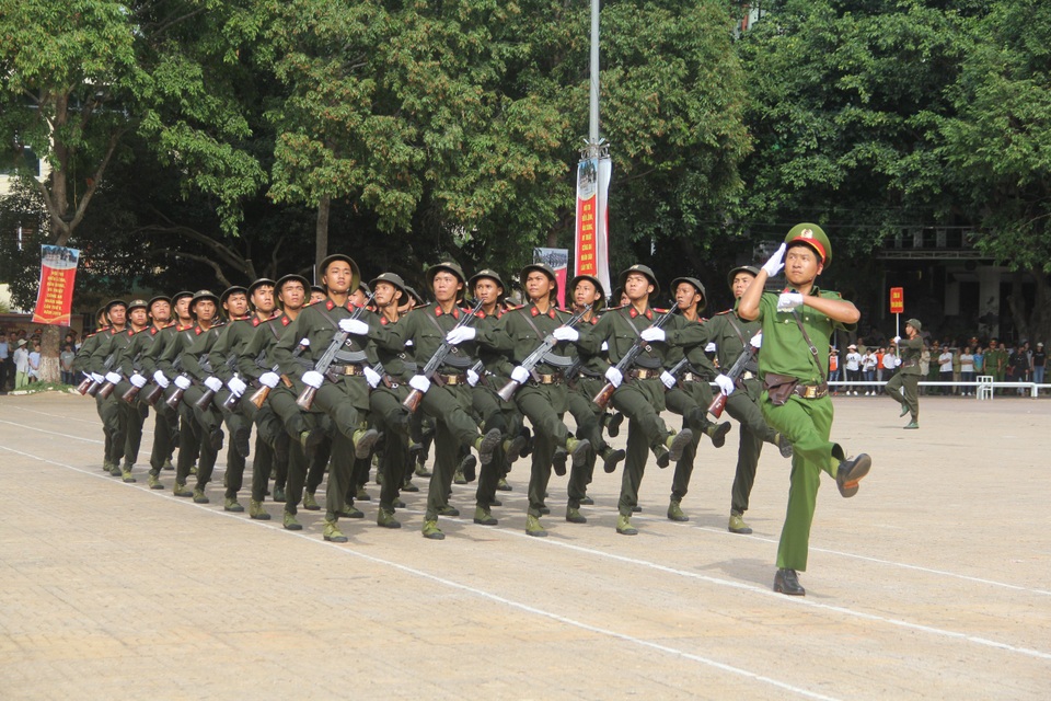Mãn nhãn với màn đẩy ô tô, đập bê tông của các chiến sĩ công an - 1 Mãn nhãn với màn đẩy ô tô, đập bê tông của các chiến sĩ công an - 1