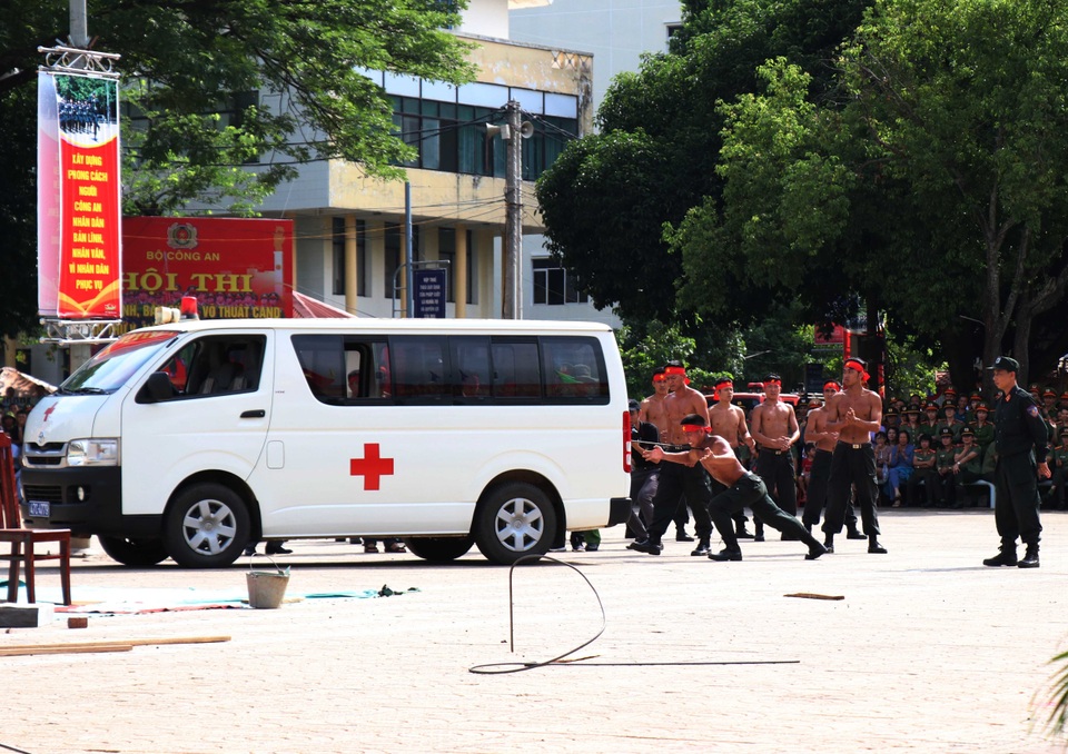 Mãn nhãn với màn đẩy ô tô, đập bê tông của các chiến sĩ công an - 5 Mãn nhãn với màn đẩy ô tô, đập bê tông của các chiến sĩ công an - 5