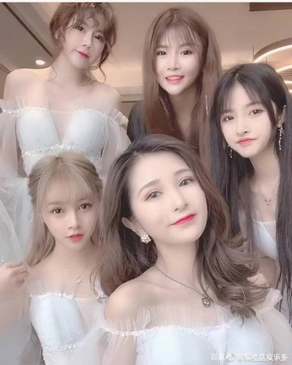 Dàn hot girl đình đám lộ mặt thật trong đám cưới khiến dân tình hốt hoảng - 8 Dàn hot girl đình đám lộ mặt thật trong đám cưới khiến dân tình hốt hoảng - 8