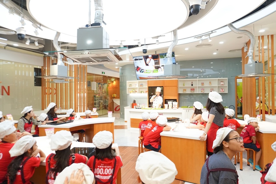 Học viên VUS Hà Nội hào hứng hóa thành “đầu bếp nhí” - 1 Học viên VUS Hà Nội hào hứng hóa thành “đầu bếp nhí” - 1