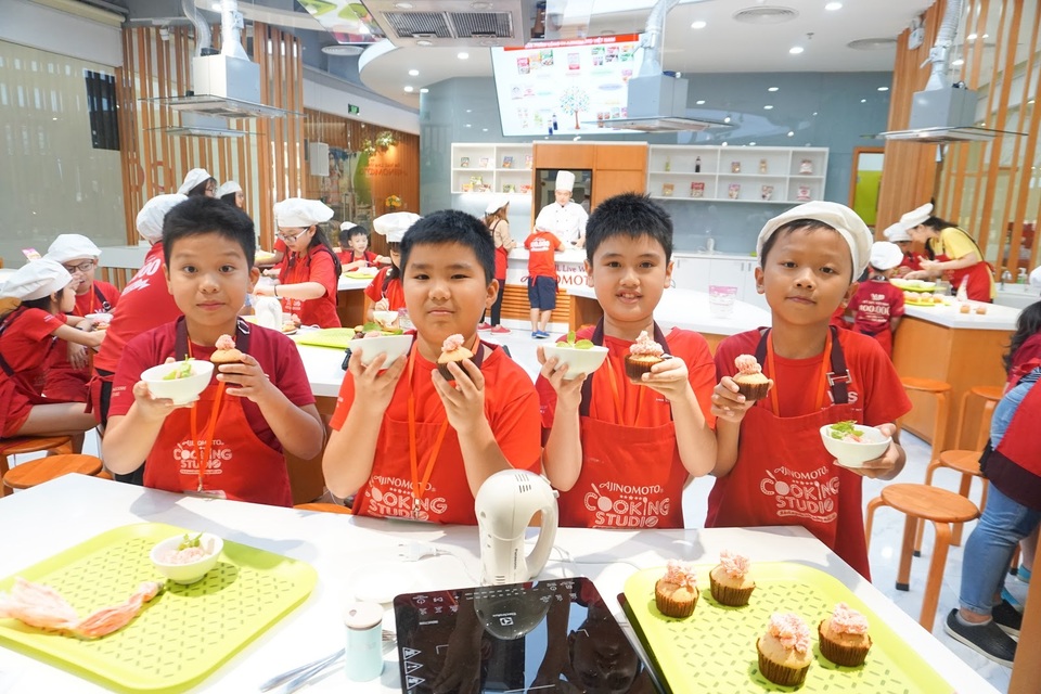 Học viên VUS Hà Nội hào hứng hóa thành “đầu bếp nhí” - 3 Học viên VUS Hà Nội hào hứng hóa thành “đầu bếp nhí” - 3