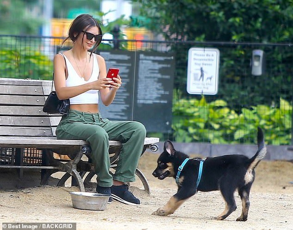 Emily Ratajkowski hôn chồng trên phố - 7 Emily Ratajkowski hôn chồng trên phố - 7
