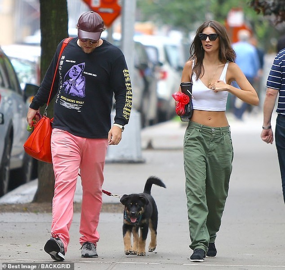 Emily Ratajkowski hôn chồng trên phố - 4 Emily Ratajkowski hôn chồng trên phố - 4