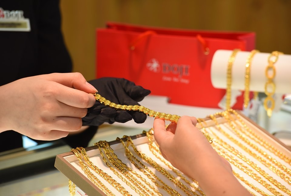 Giá vàng sụt giảm mạnh, USD mất giá 3 phiên liên tiếp - 1 Giá vàng sụt giảm mạnh, USD mất giá 3 phiên liên tiếp - 1