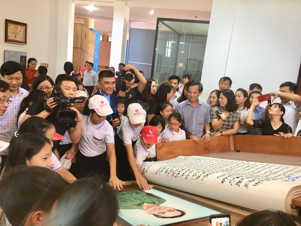 Sách thư pháp về Đại tướng Võ Nguyên Giáp xác lập kỷ lục thế giới - 1 Sách thư pháp về Đại tướng Võ Nguyên Giáp xác lập kỷ lục thế giới - 1