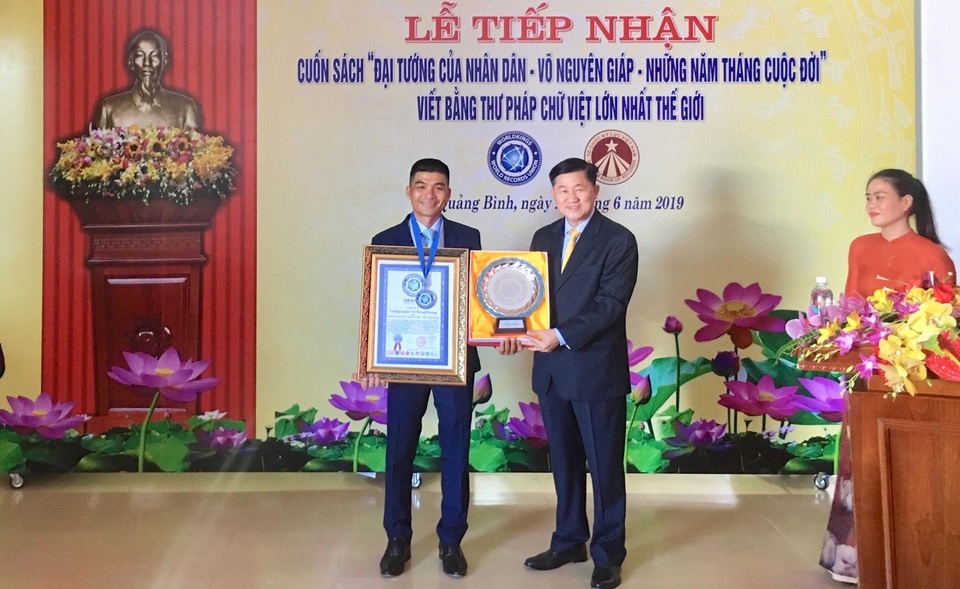 Sách thư pháp về Đại tướng Võ Nguyên Giáp xác lập kỷ lục thế giới - 3 Sách thư pháp về Đại tướng Võ Nguyên Giáp xác lập kỷ lục thế giới - 3