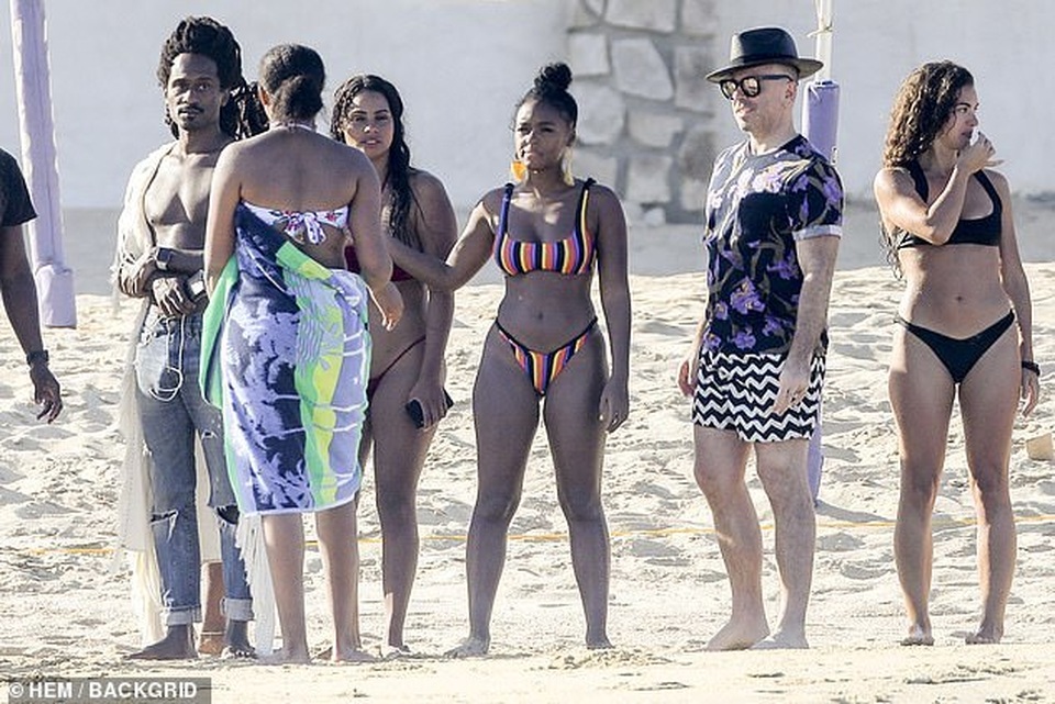 Janelle Monae bốc lửa với bikini nhiều màu - 6 Janelle Monae bốc lửa với bikini nhiều màu - 6