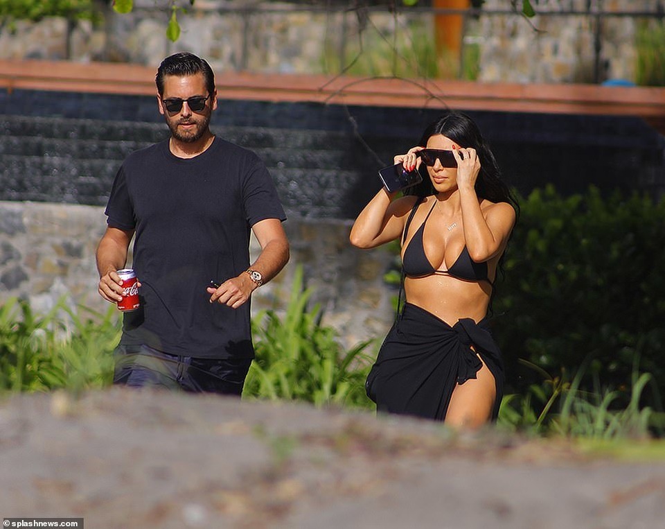 Kim Kardashian diện bikini gợi cảm trong kỳ nghỉ ở Costa Rica - 12 Kim Kardashian diện bikini gợi cảm trong kỳ nghỉ ở Costa Rica - 12