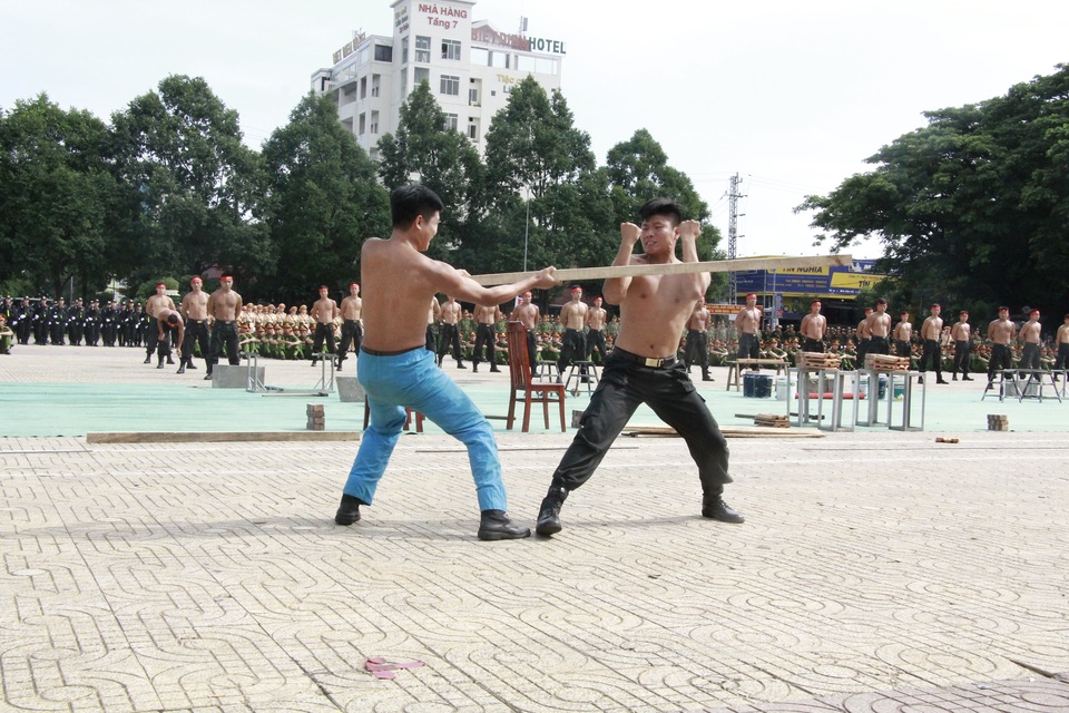Mãn nhãn với màn đẩy ô tô, đập bê tông của các chiến sĩ công an - 3 Mãn nhãn với màn đẩy ô tô, đập bê tông của các chiến sĩ công an - 3