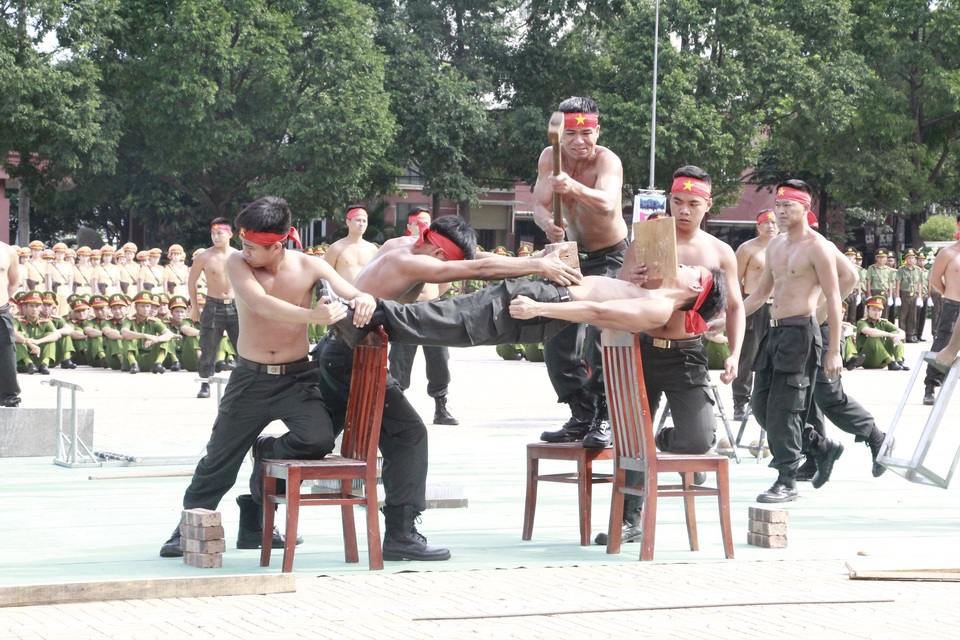 Mãn nhãn với màn đẩy ô tô, đập bê tông của các chiến sĩ công an - 6 Mãn nhãn với màn đẩy ô tô, đập bê tông của các chiến sĩ công an - 6