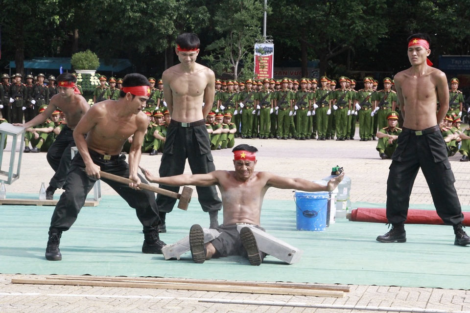 Mãn nhãn với màn đẩy ô tô, đập bê tông của các chiến sĩ công an - 7 Mãn nhãn với màn đẩy ô tô, đập bê tông của các chiến sĩ công an - 7