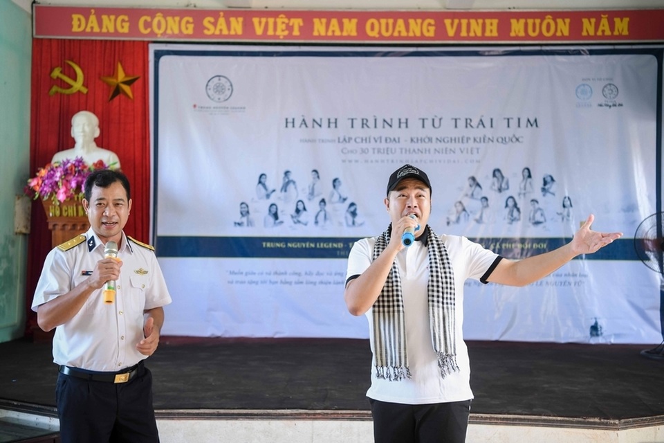 Minh Quân hát sung, Thái Thùy Linh thân thiện với chiến sĩ - 5 Minh Quân hát sung, Thái Thùy Linh thân thiện với chiến sĩ - 5