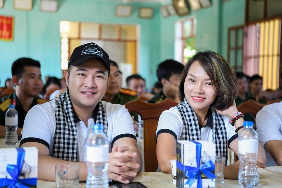 Minh Quân hát sung, Thái Thùy Linh thân thiện với chiến sĩ - 4 Minh Quân hát sung, Thái Thùy Linh thân thiện với chiến sĩ - 4