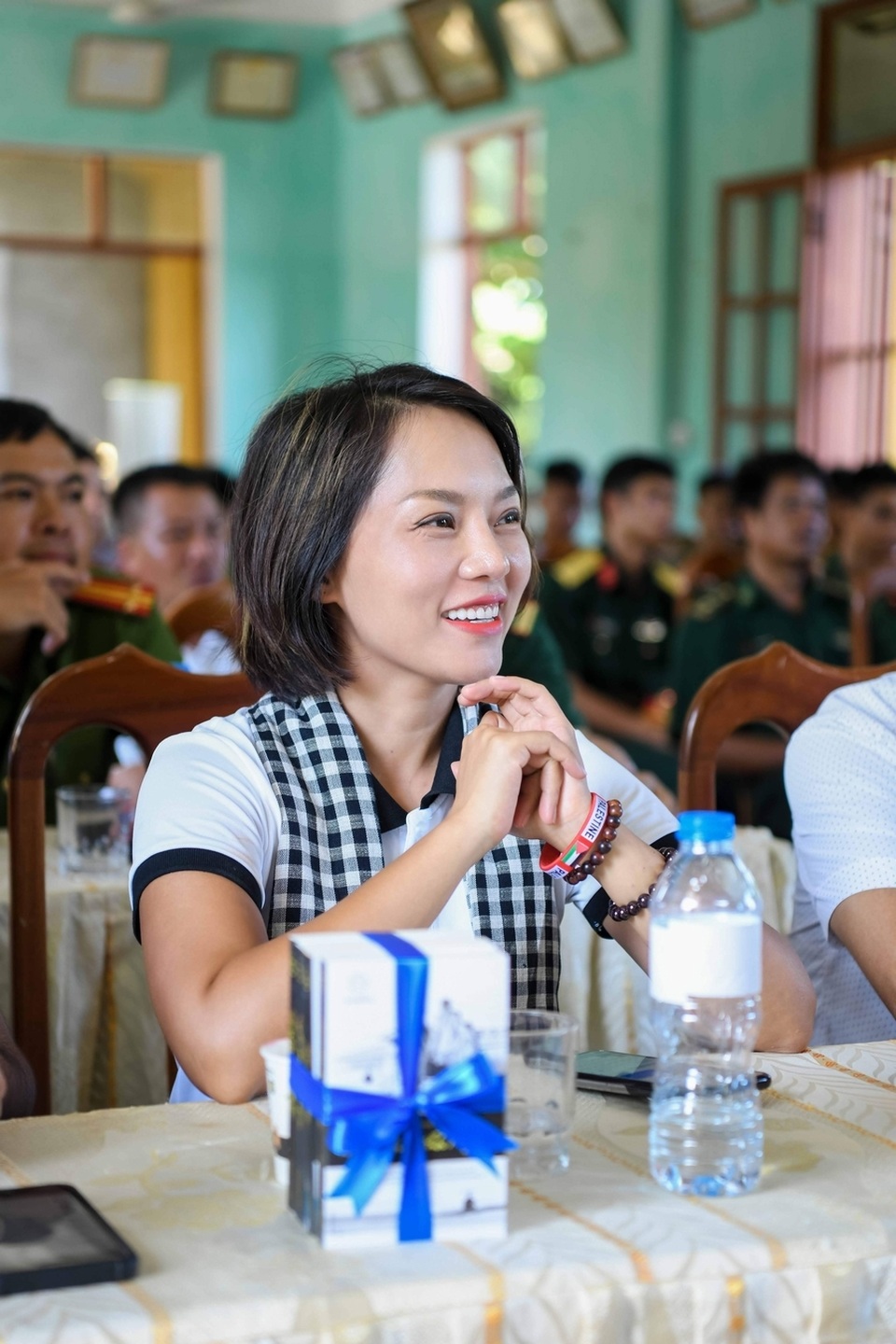 Minh Quân hát sung, Thái Thùy Linh thân thiện với chiến sĩ - 1 Minh Quân hát sung, Thái Thùy Linh thân thiện với chiến sĩ - 1