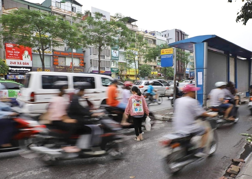 Trạm dừng xe buýt “bất khuất”: Thuận tiện đón trả khách? - 1 Trạm dừng xe buýt “bất khuất”: Thuận tiện đón trả khách? - 1