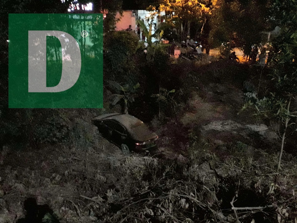 Xe Audi lao xuống vực, tài xế may mắn thoát chết - 1