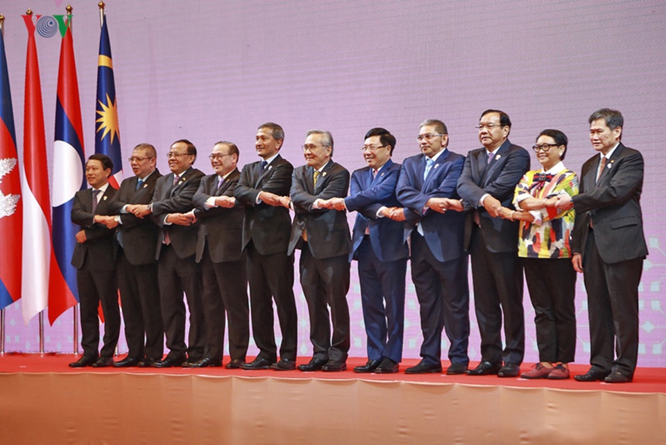 Bộ trưởng Ngoại giao ASEAN bàn thảo vai trò trung tâm của khối - 1