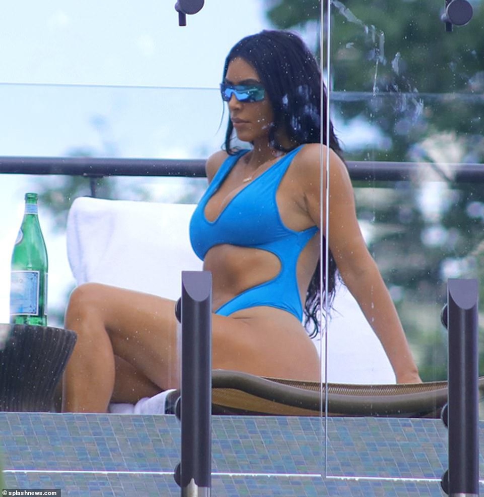 Kim Kardashian bốc lửa với bikini xanh - 4 Kim Kardashian bốc lửa với bikini xanh - 4