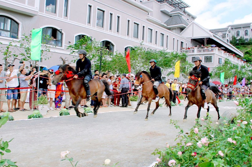 Hàng ngàn du khách đổ về Sa Pa tham dự lễ hội đua ngựa Vó ngựa trên mây - 4 Hàng ngàn du khách đổ về Sa Pa tham dự lễ hội đua ngựa Vó ngựa trên mây - 4