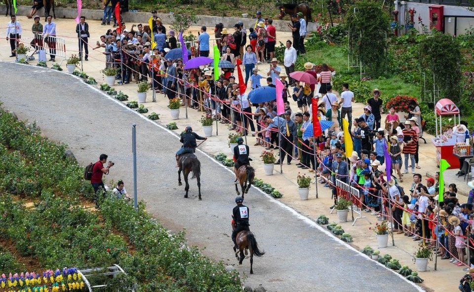 Hàng ngàn du khách đổ về Sa Pa tham dự lễ hội đua ngựa Vó ngựa trên mây - 5 Hàng ngàn du khách đổ về Sa Pa tham dự lễ hội đua ngựa Vó ngựa trên mây - 5