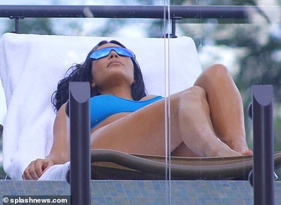 Kim Kardashian bốc lửa với bikini xanh - 7 Kim Kardashian bốc lửa với bikini xanh - 7