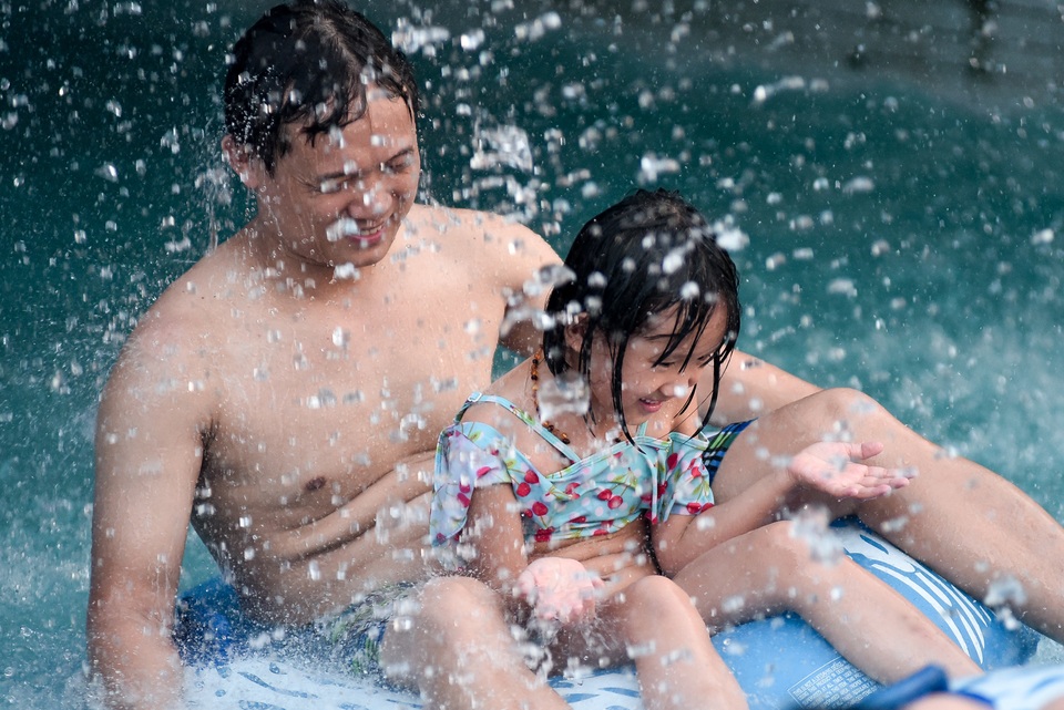 Nắng nóng đỉnh điểm, người dân Thủ đô chen chân đổ về hồ Tây, công viên nước giải nhiệt - 6 Nắng nóng đỉnh điểm, người dân Thủ đô chen chân đổ về hồ Tây, công viên nước giải nhiệt - 6
