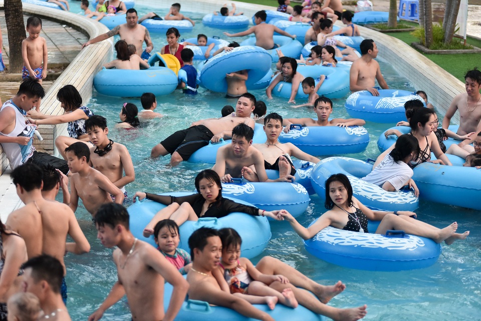 Nắng nóng đỉnh điểm, người dân Thủ đô chen chân đổ về hồ Tây, công viên nước giải nhiệt - 13 Nắng nóng đỉnh điểm, người dân Thủ đô chen chân đổ về hồ Tây, công viên nước giải nhiệt - 13